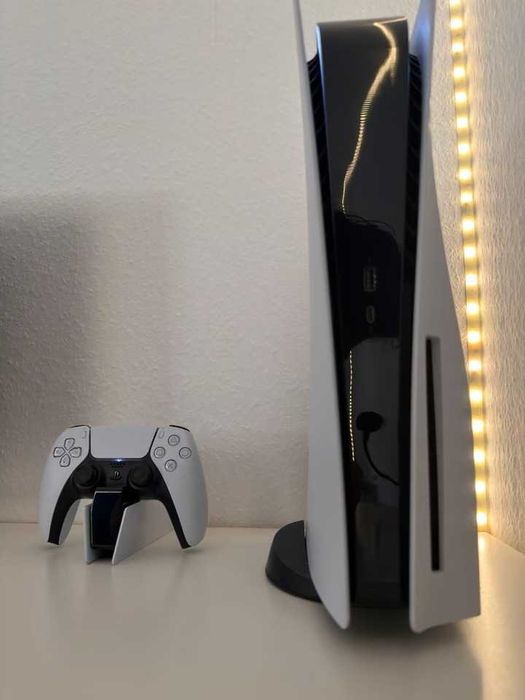 Конзола PlayStation 5 + допълнителна зарядна станция