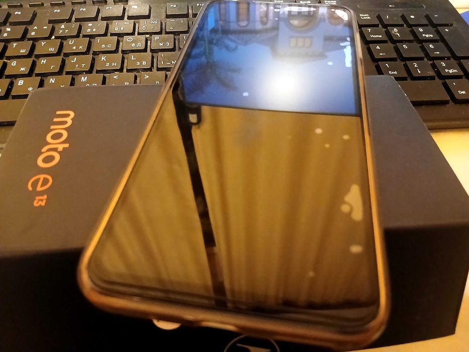 Телефон Moto e13