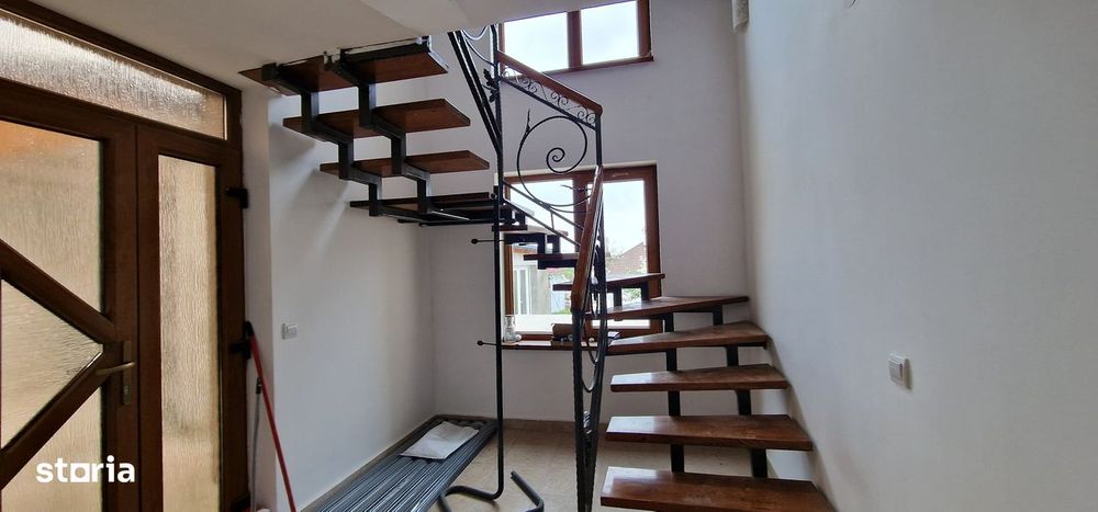 Casa 210 mp, tip duplex, 300 mp curte libera, zona Trei Stejari