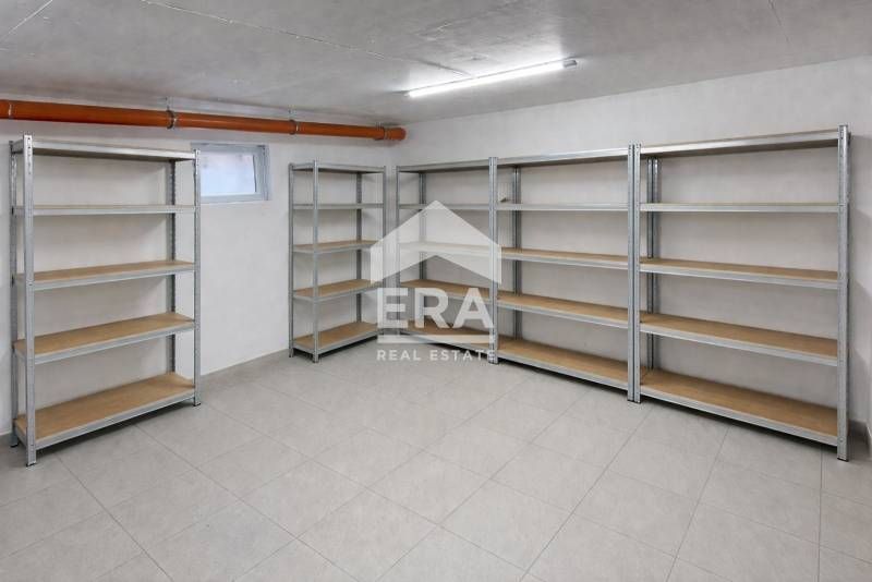 Ера Тера предлага за продажба, три просторни складови помещения в ж.к.