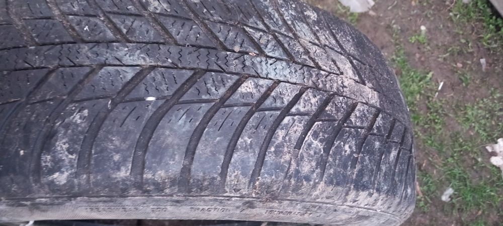 Vând 2 cauciucuri  195/65/R15