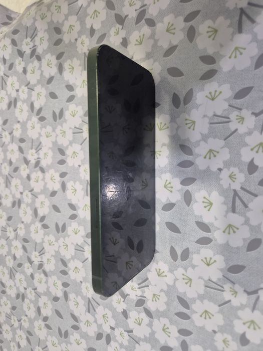 Продам Айфон 13