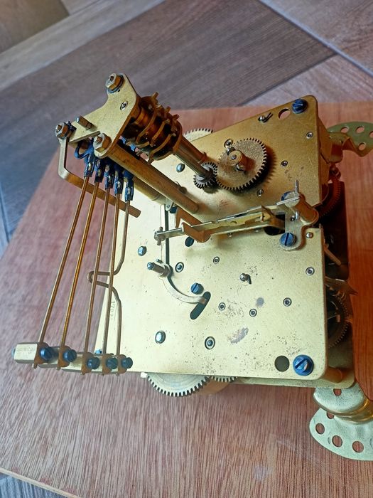 Mecanism ceas de semineu