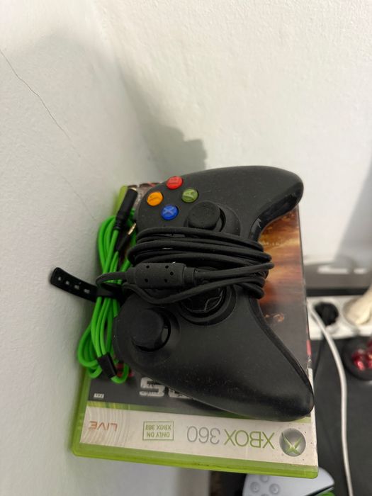 XBOX 360 + ДВА КОНТРОЛЕРА И 7 ИГРИ
