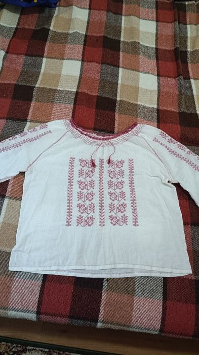 Ie tradițională lucrată manual