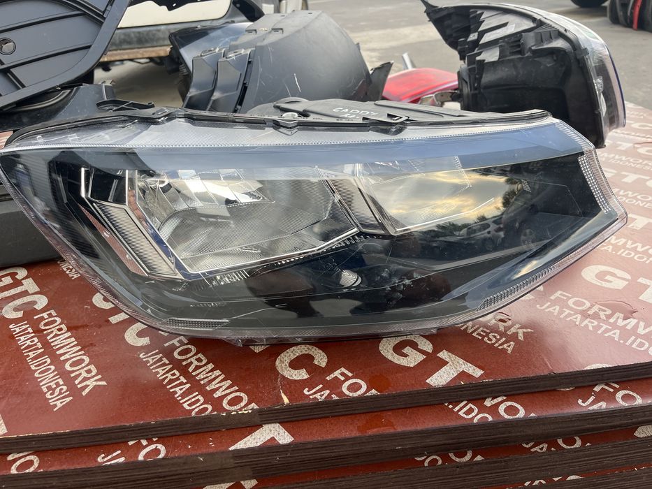 Фар VW Caddy 2020-десен