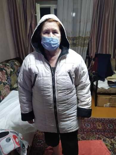 Куртка кожаная  женская черная на заклепках удлиненная рукав реглан