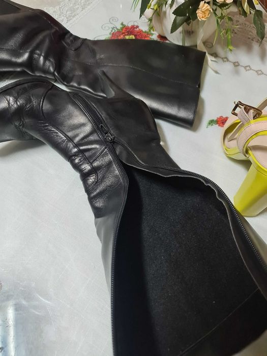 Vând cizme negre, dama, din piele,  nr 37 , imblanite, toc 8 cm