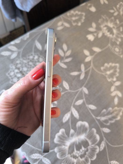 Телефон iPhone 15