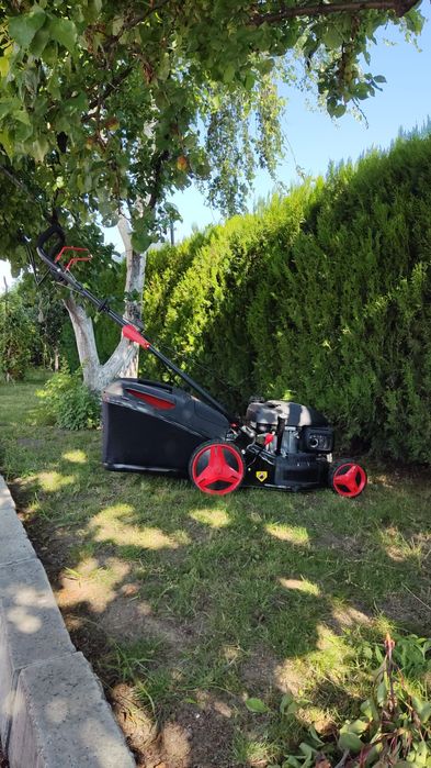 Косене и поддръжка на дворове  Пловдив