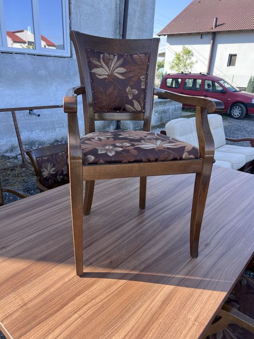 Vand canapea de 3 persoane ,masa si 6 scaune