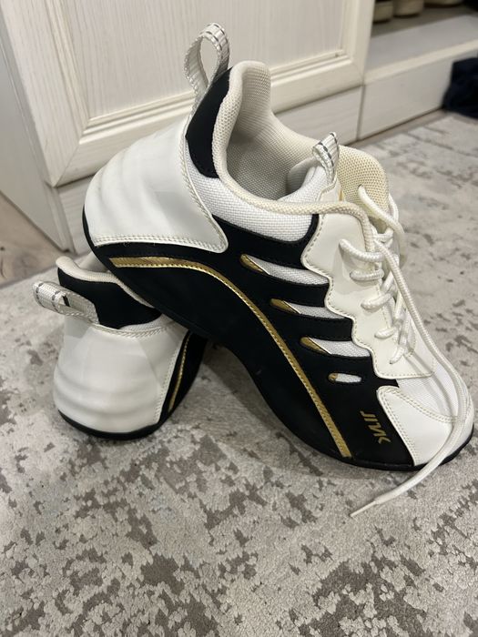 Кроссовки спортивные