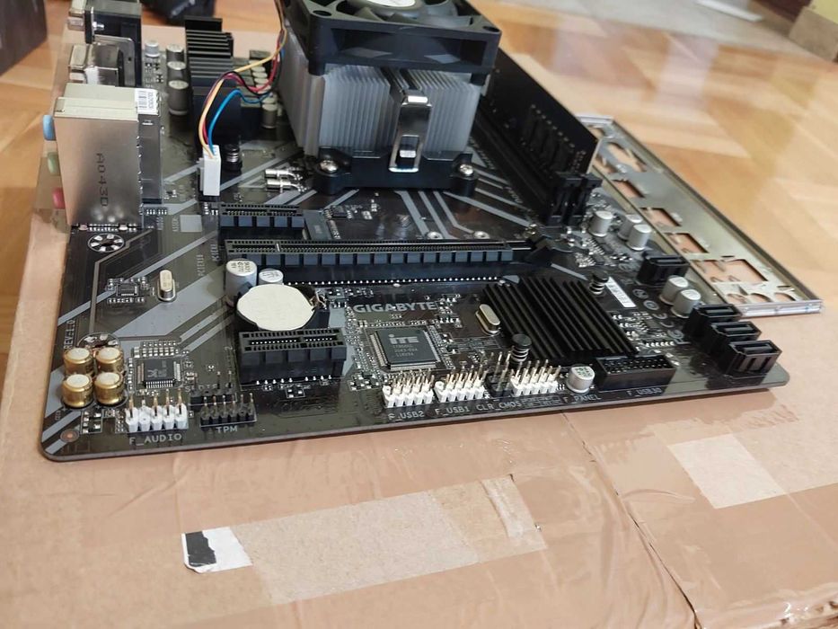 AMD Ryzen 5 3600 + Gigabyte B450M S2H + 16GB 3200Mhz DDR4