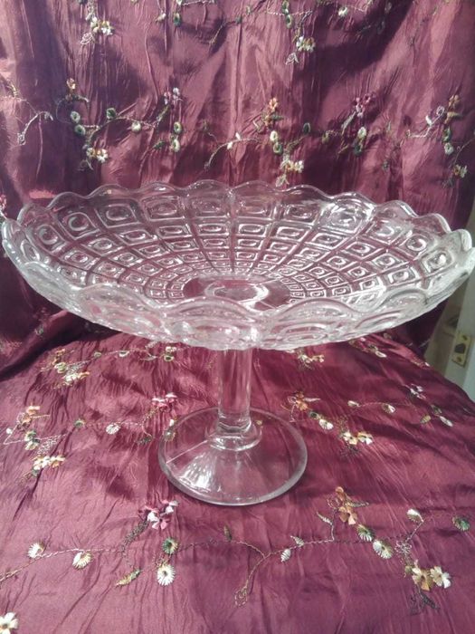 Хрусталь, фарфор, фужеры, вазы.