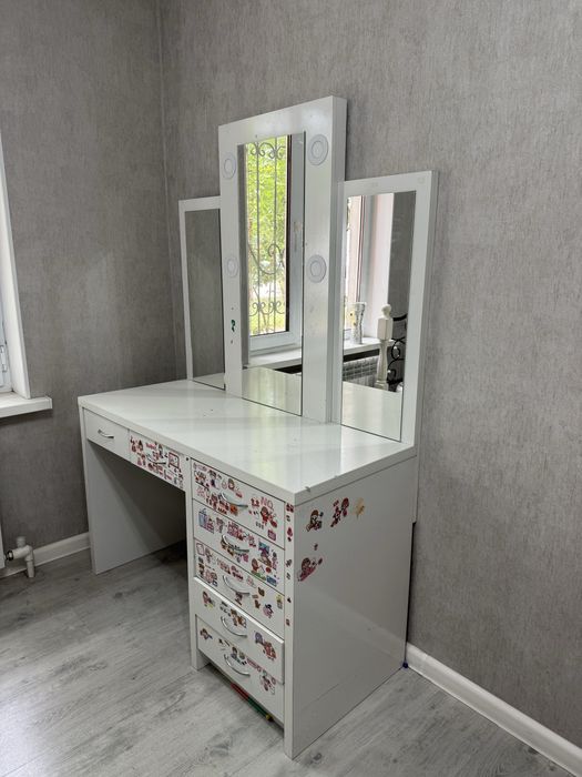 продаётся косметический/рабочий стол