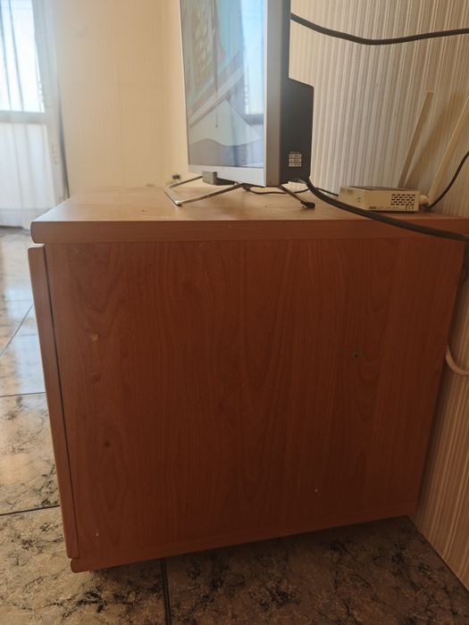 Малък тв шкаф със чекмеджета