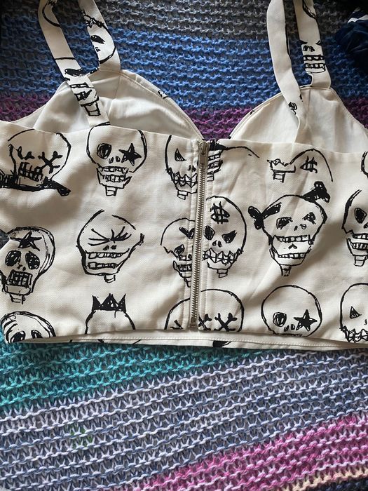 Дамски дрехи несъ носени