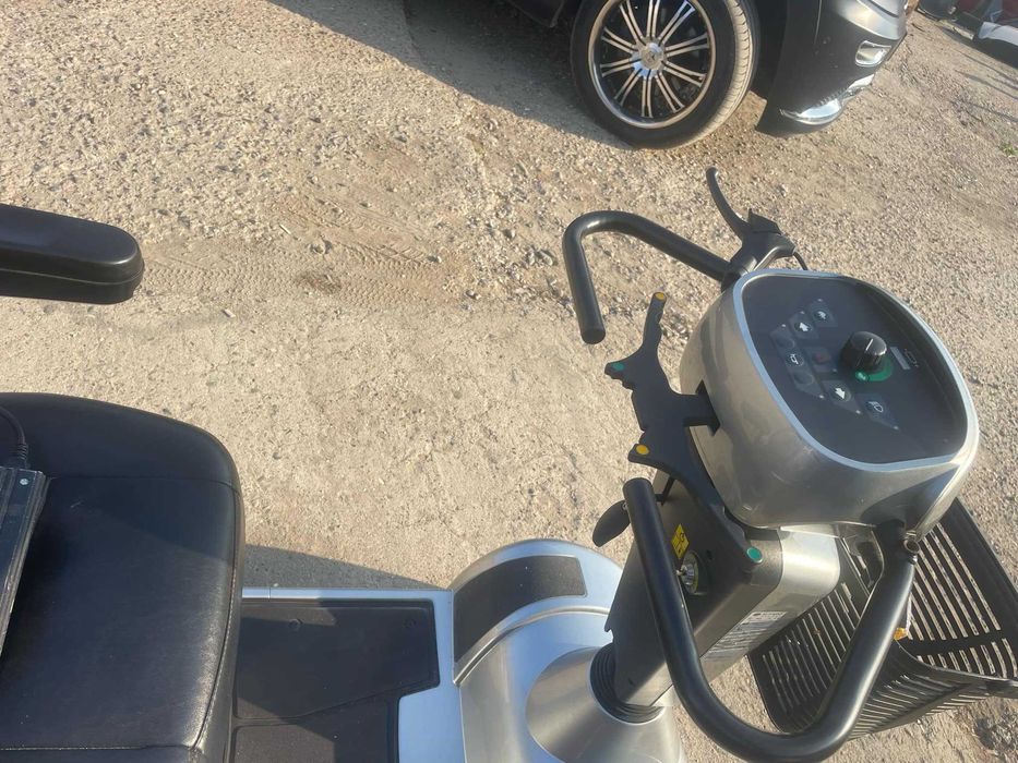 Скутер за трудно подвижни хора или инвалиди