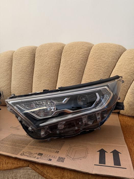 Faruri, Far stanga / Far dreapta Toyota Rav 4 2018-2023