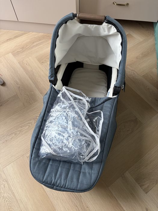 Cărucior 3 în 1 Joie Aeria Tour Chrome DLX + Leagan electric rotativ 360⁰ cu melodii, sunete și inclinare reglabila Carrello