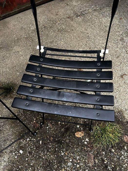 O măsuță cu 2 scaune pliabile pentru grădină sau terasă