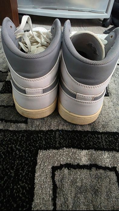 Jordan 1 mid neutral grey