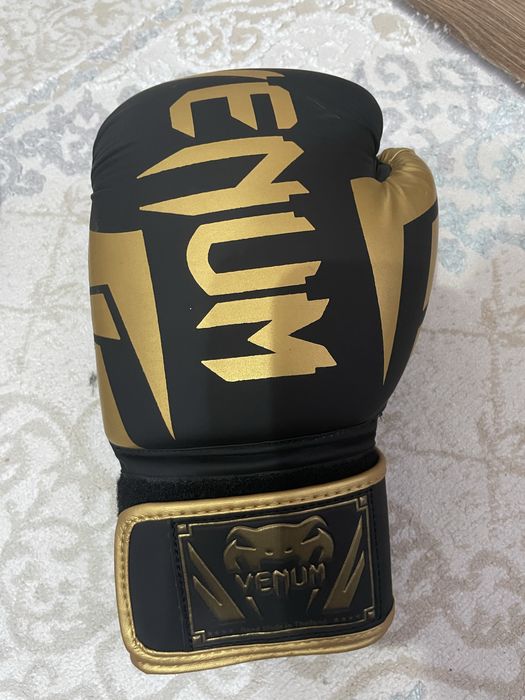 Боксерские перчатки Venum 12oz