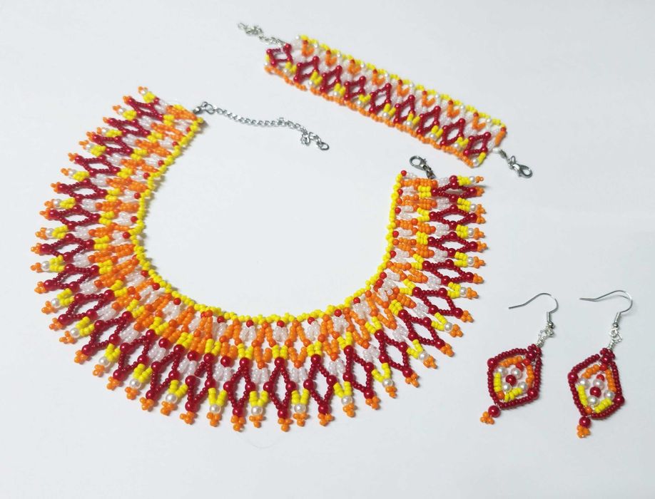 Reducere! Set traditional lat romburi, rosu, galben, margele, baza gat