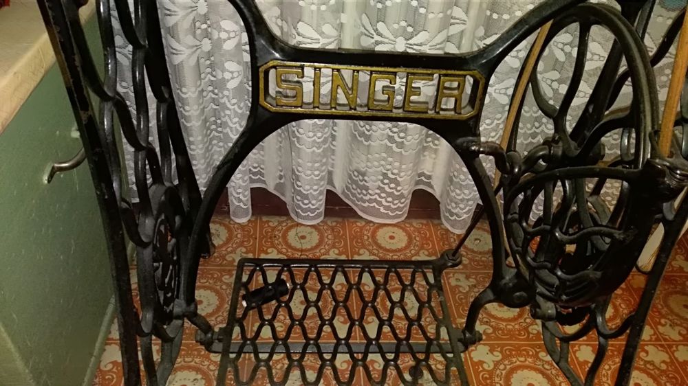 Vând masina de cusut Singer stare buna