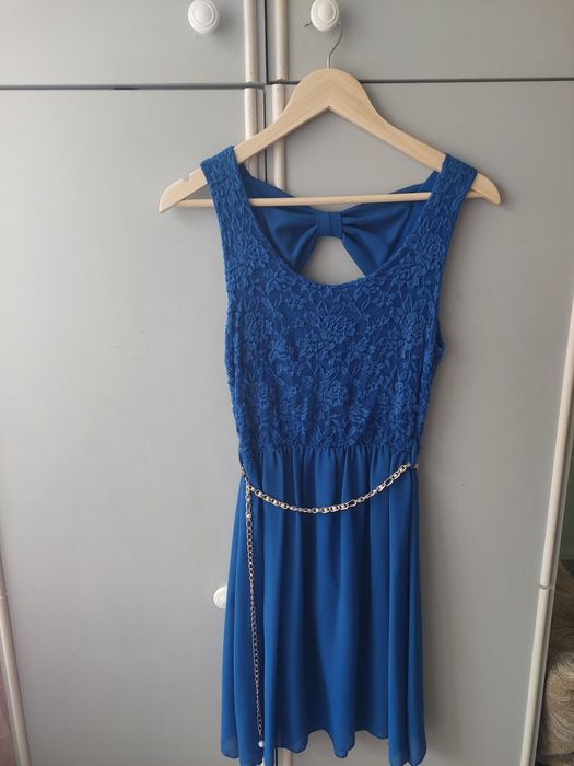 Къса синя рокля с гол гръб