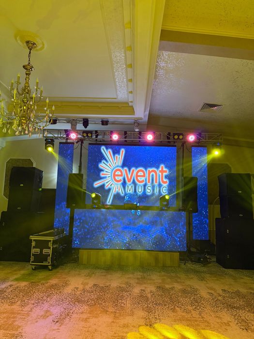 Închiriez ecran LED 12 mp + lumini profesionale evenimente