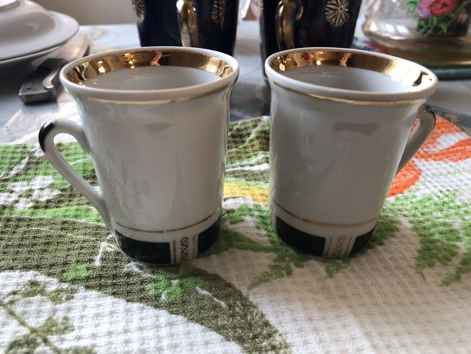 Продаются чайные бокалы и чашки.