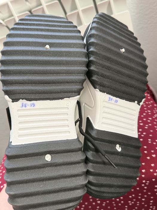 Продам кроссовки размер 39