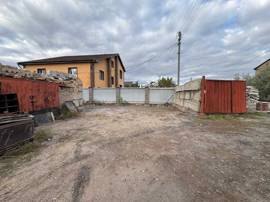 Продаётся 2 дома на одной территории.