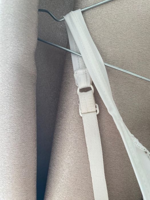 Rochie albă, vaporoasă, cu detalii delicate din dantelă