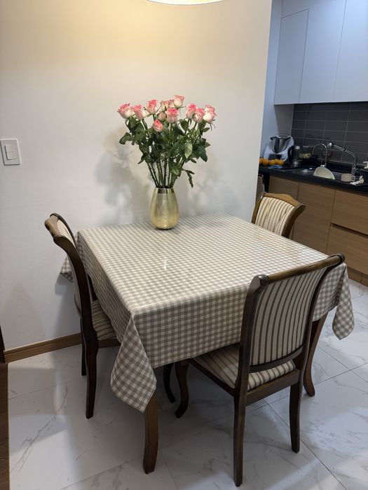 Продам стол и 3 стула + скатерть