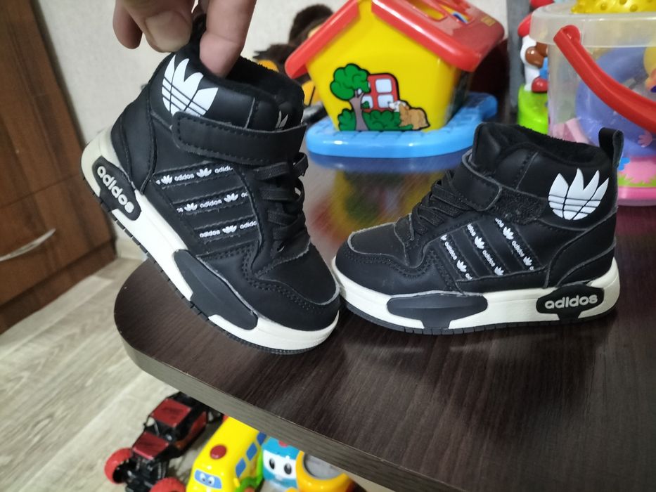 Продам кроссовки adidas детские