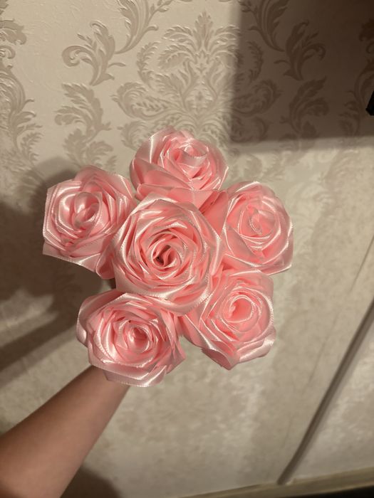 trandafiri din satin pentru 1-8 martie