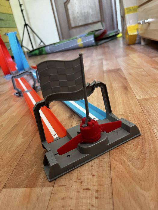 Продам трассу hot wheels оригинал 4 метра