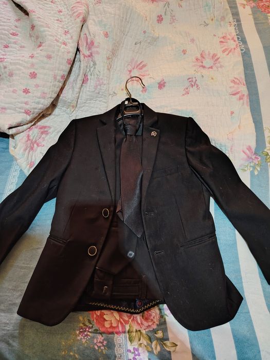 Продам два школьных костюма