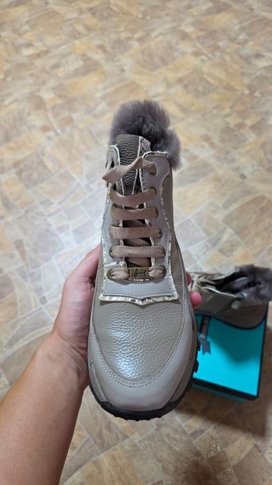 Продам женские ботинки