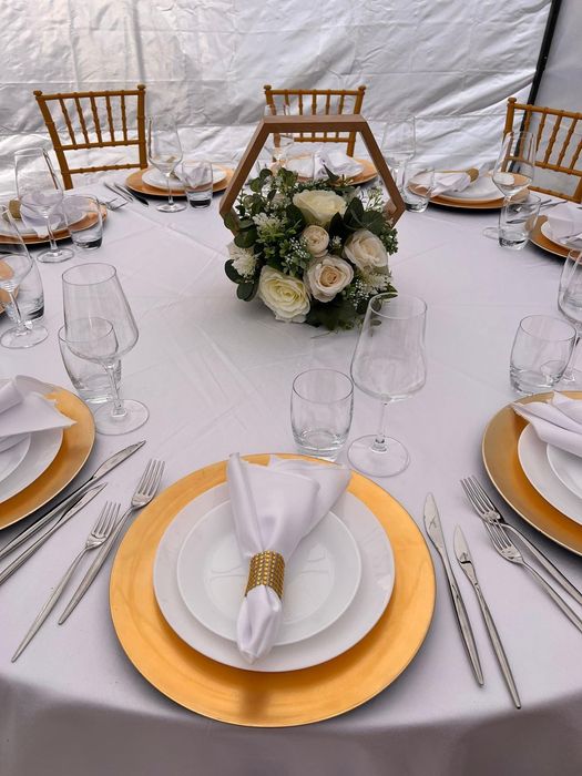 Inchiriez cort evenimente  , mese , scaune ,aranjamente florale