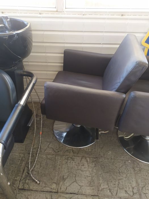 Продам 2 парикмахерских кресла