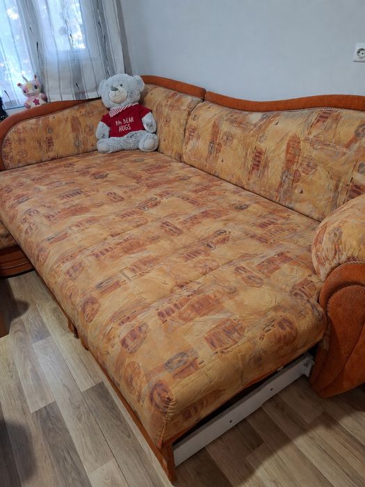Продава се диван със две тъборетки