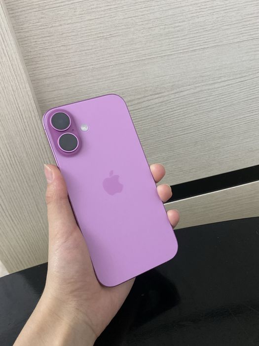 iPhone 16 pink