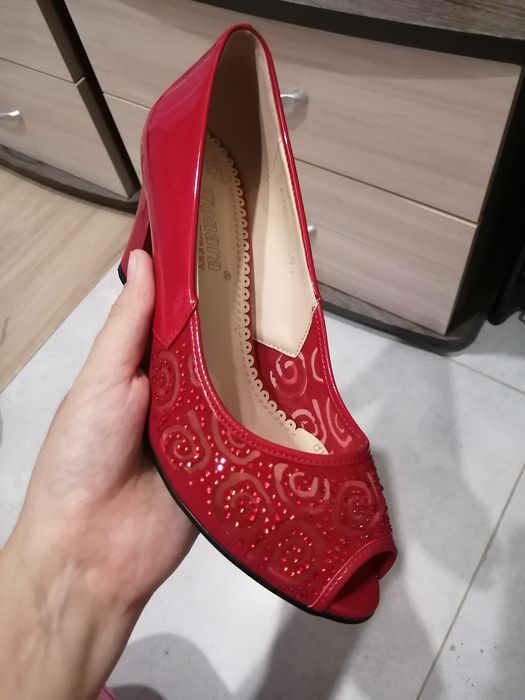 Продам женские туфли