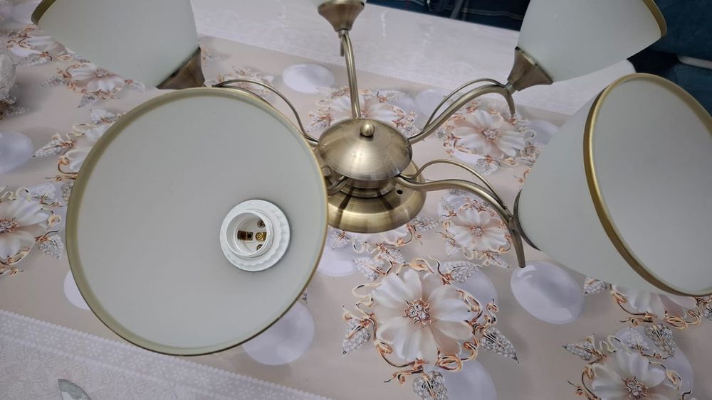 Срочно продам люстру