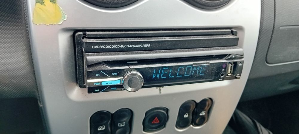 Casetofon cu ecran retractabil.