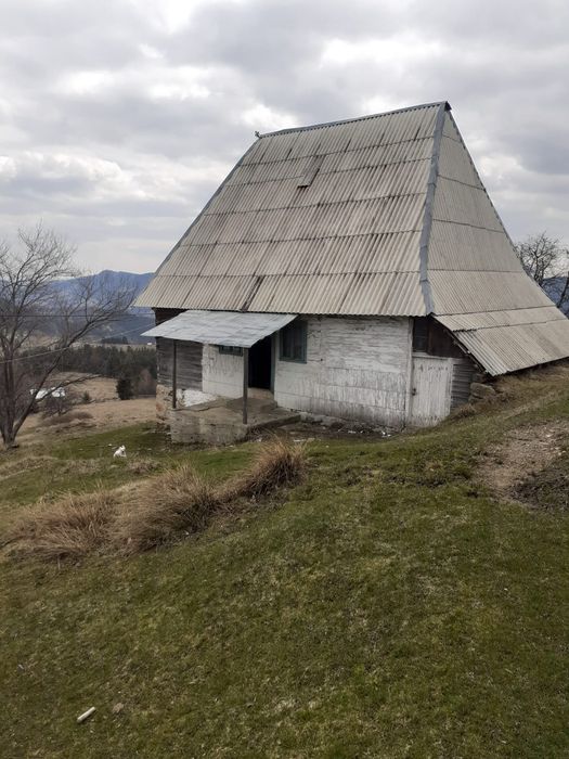 Vind casa și teren