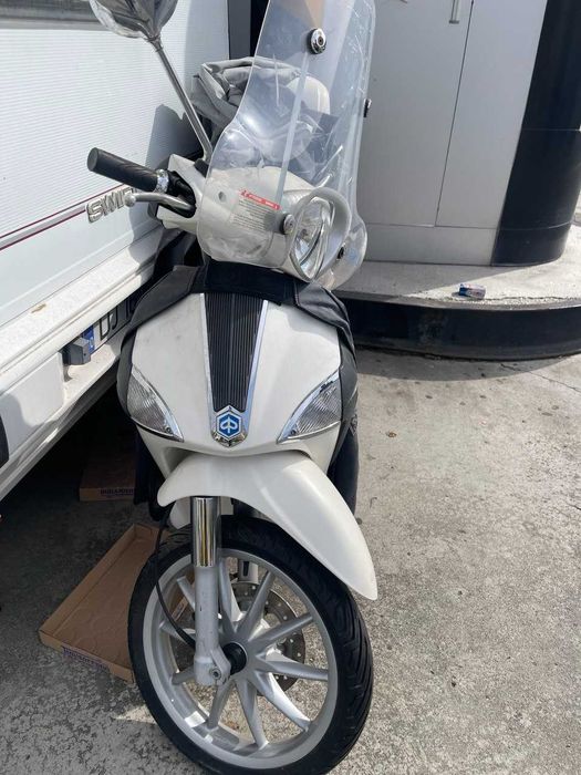 Scuter Piaggio 125 cm³ – 2014 – Automat – Alb – Acte Italia
